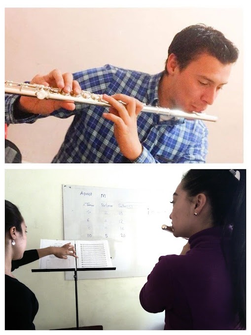 personas disfrutando de una clase de flauta travesa individual curso libre en Bogotá, Colombia