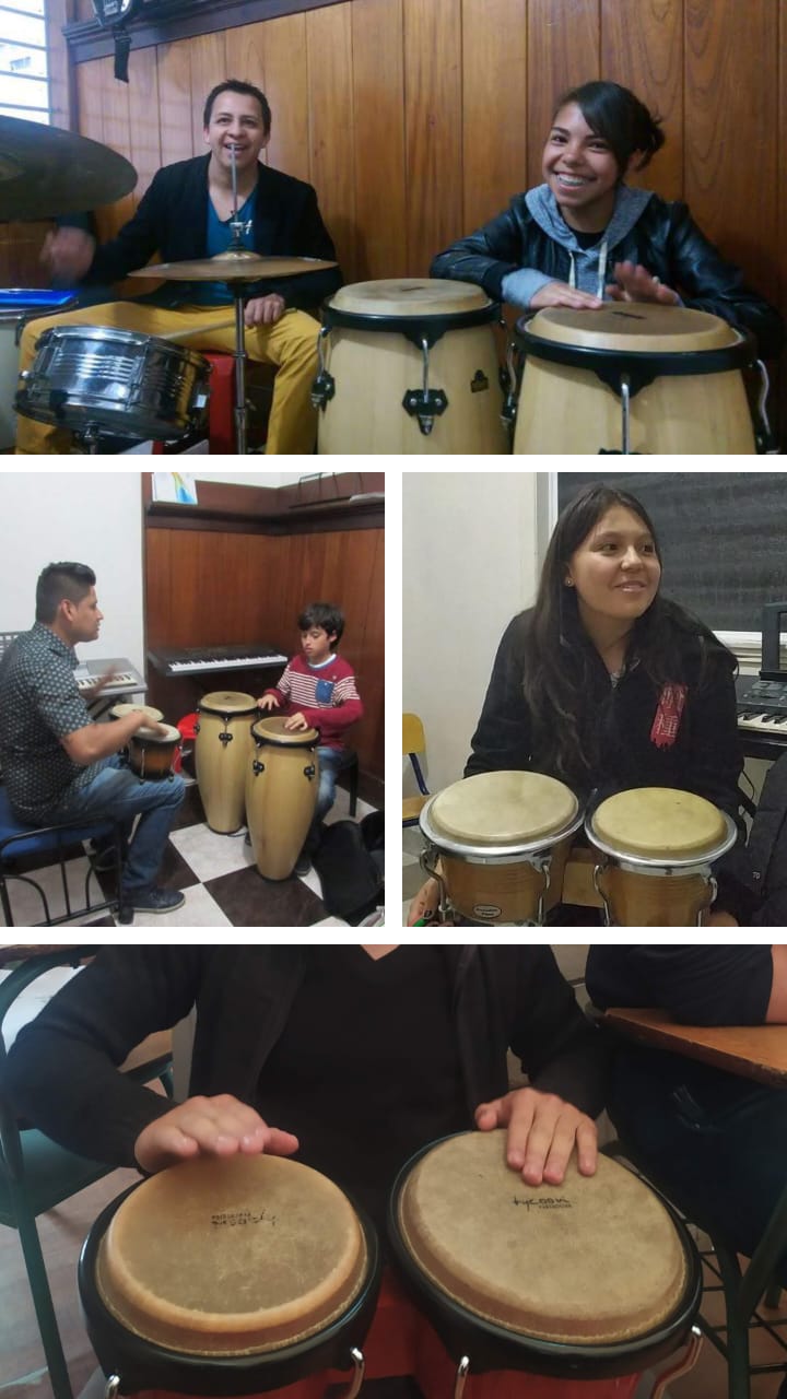 personas tocando bongos y congas Bogotá, Colombia