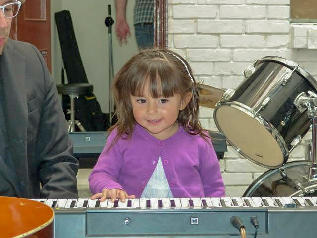 Niños disfrutando de clases de música con la metodología Suzuki