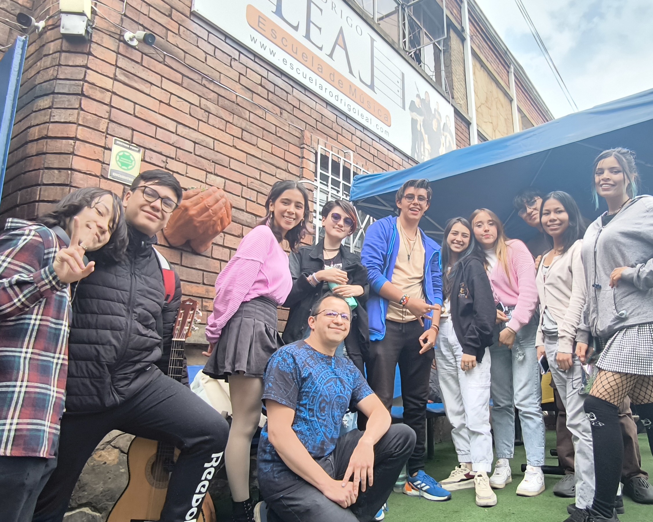 Estudiantes del PreU frente a la escuela rodrigo leal