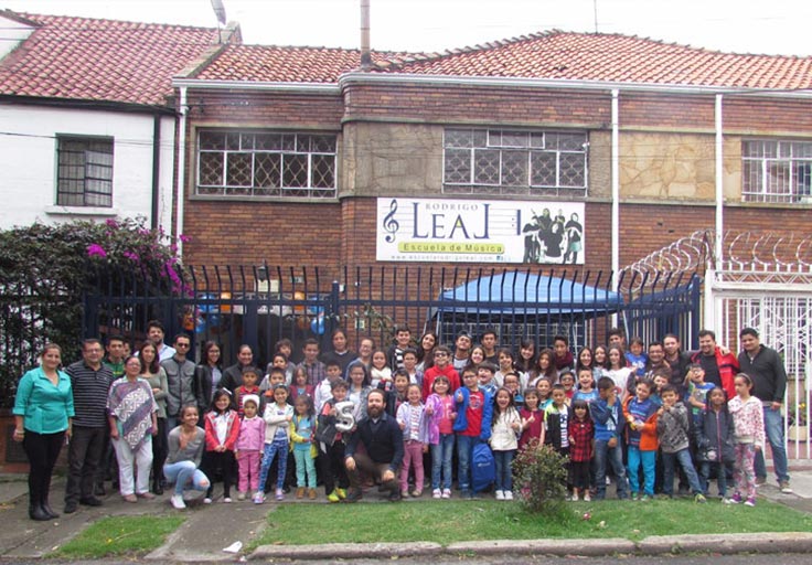 Foto Sede Galerias de escuela de Musica con toda la comunidad educativa