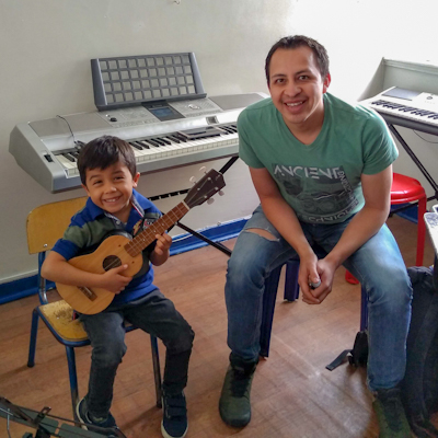 maestro diego con estudiante de guitarra